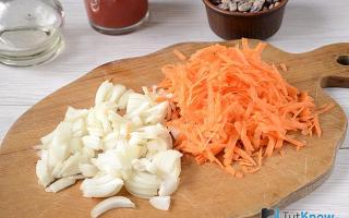 Тушеная фасоль с томатом и морковью