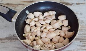 Recept za testenine s piščancem in gobami v kremni omaki s fotografijo