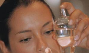 Liečba nádchy soľným roztokom. Na vyplachovanie nosa sa používa chlorid sodný