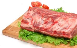 पन्नी में ओवन में बेक किया हुआ सूअर का मांस: मांस की स्वादिष्टता के लिए चरण-दर-चरण व्यंजन