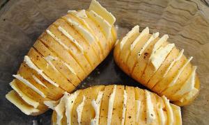 Krompir harmonika s sirom v pečici