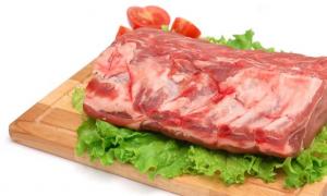 Pečené bravčové mäso v rúre vo fólii: recepty na mäsovú pochúťku krok za krokom