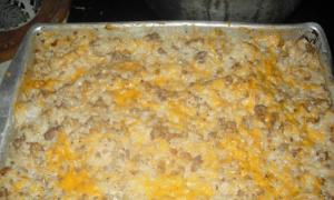 Masarap na stuffed rice casserole Maghanda ng rice casserole sa oven na may minced meat