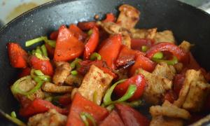 Recept: Svinjina s papriko v sojini omaki - enolončnica Ocvrto meso s papriko in čebulo