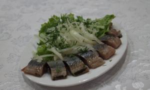 Salted herring sa bahay - kahanga-hangang masarap na mga recipe