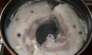 Рецепта за осолено свинско шкембе с чесън